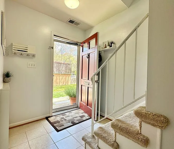 8131 Kingsway Ct — Photo 2