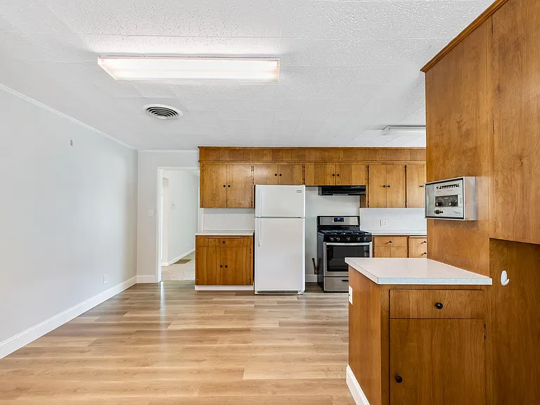 704 Windsor Dr — Photo 17