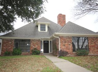 928 Country Club Ln, Fort Worth, TX 76112