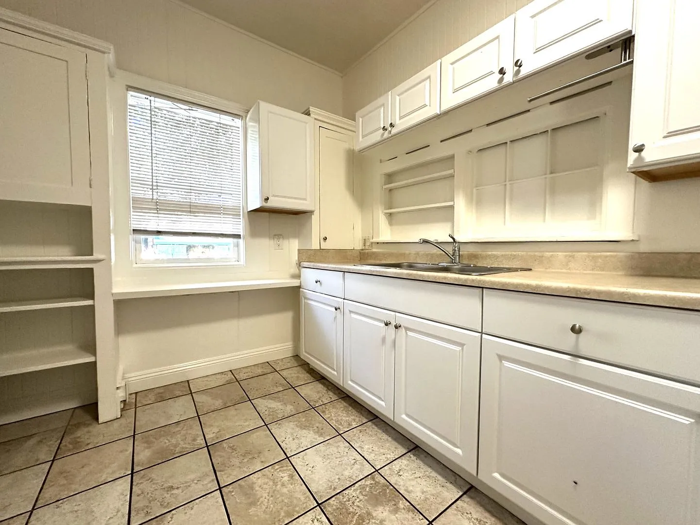 Hillcrest 2bd+Loft Duplex with W/D in Unit, Parking, and Private Yard/Patio — Photo 3