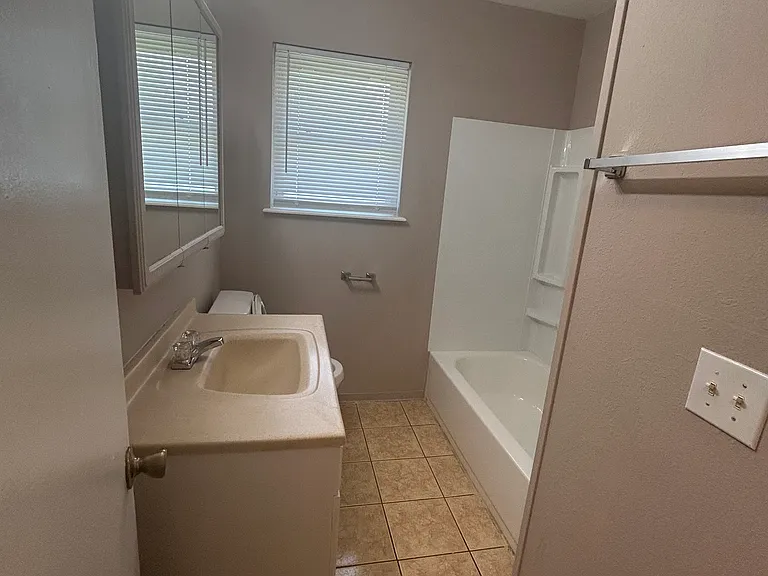 1320 Parkwoods Ter — Photo 11