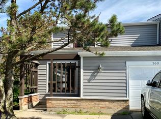 360 Honey Locust Dr, Wheeling, IL