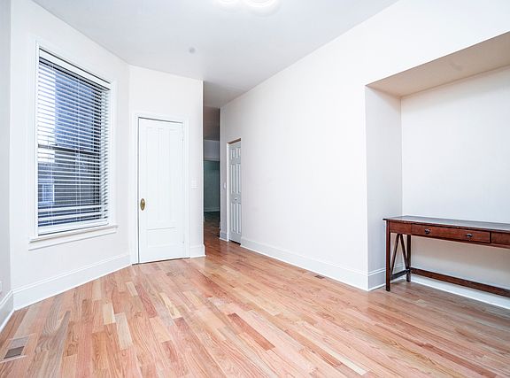 3rd image of 1134 W Oakdale Ave #1R