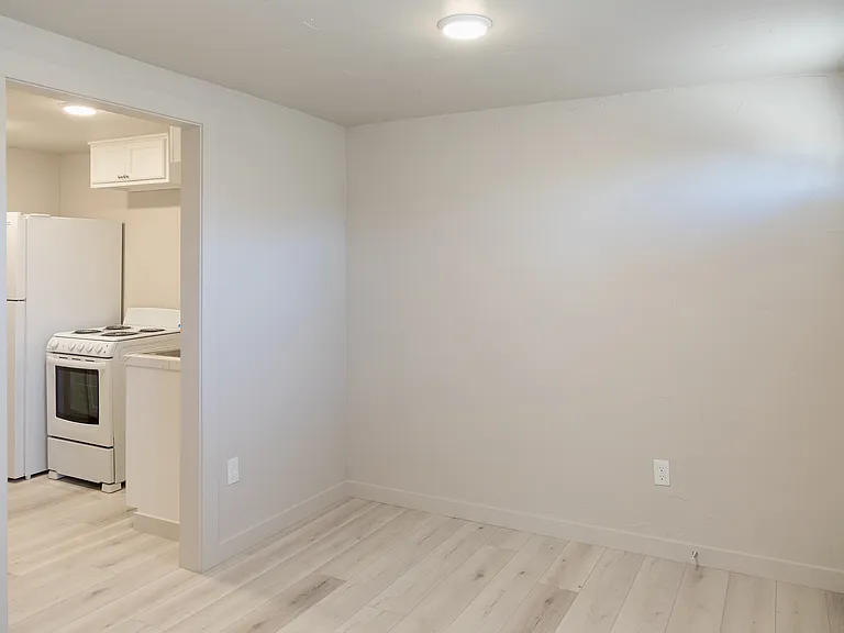425 SE 2nd St #3 — Photo 3