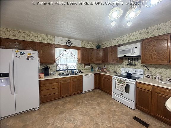 5th image of 131 Azalea Ln