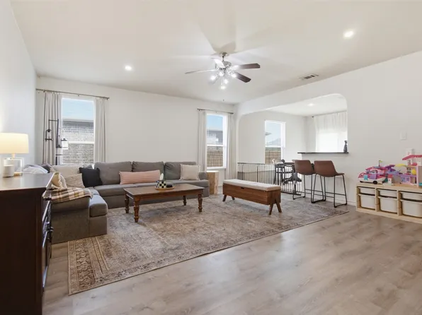 10928 Middleglen Rd, Fort Worth, TX 76115