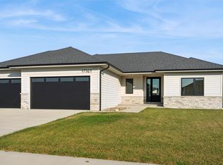 17321 N Valley Dr, Urbandale, IA 50323