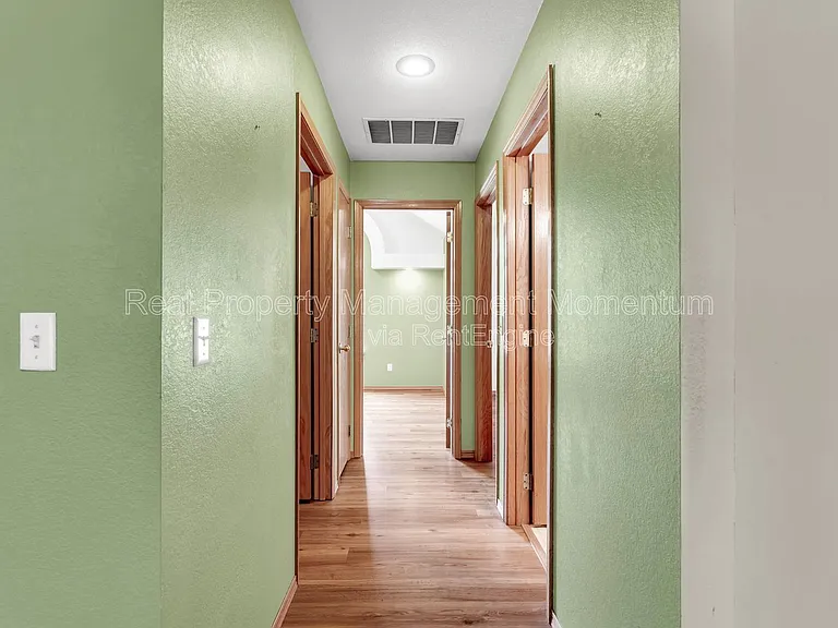 1111 W Poplar — Photo 15