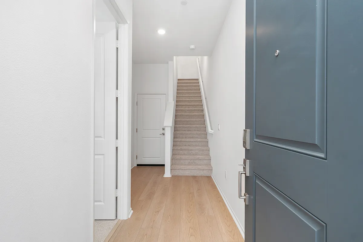 4 bed, 3.5 bath, 2525 sqft, $3,800 — Photo 2