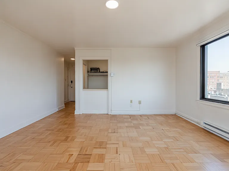 Comfortable Urban Living in a Classic Brick Building Near UW & Light Rail — Photo 9