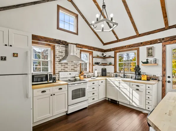 271 Bradley St, Lee, MA 01238