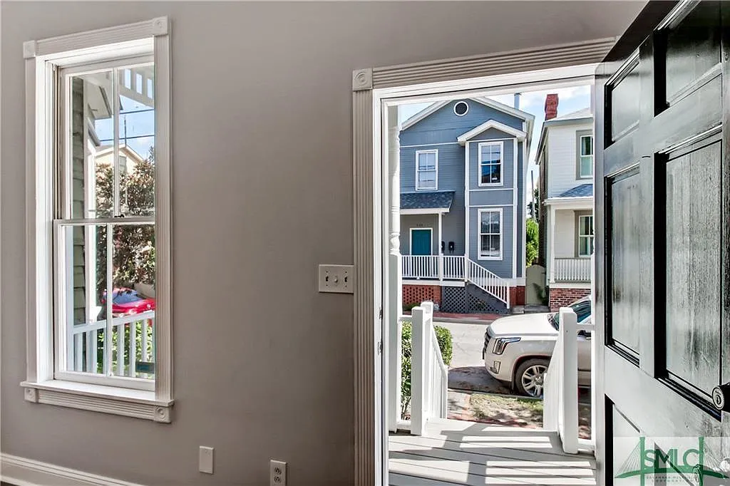 525 E Gaston St — Photo 2