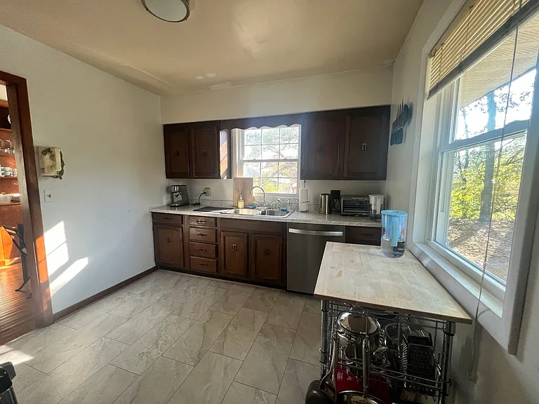 411 N Hillsdale Dr — Photo 12