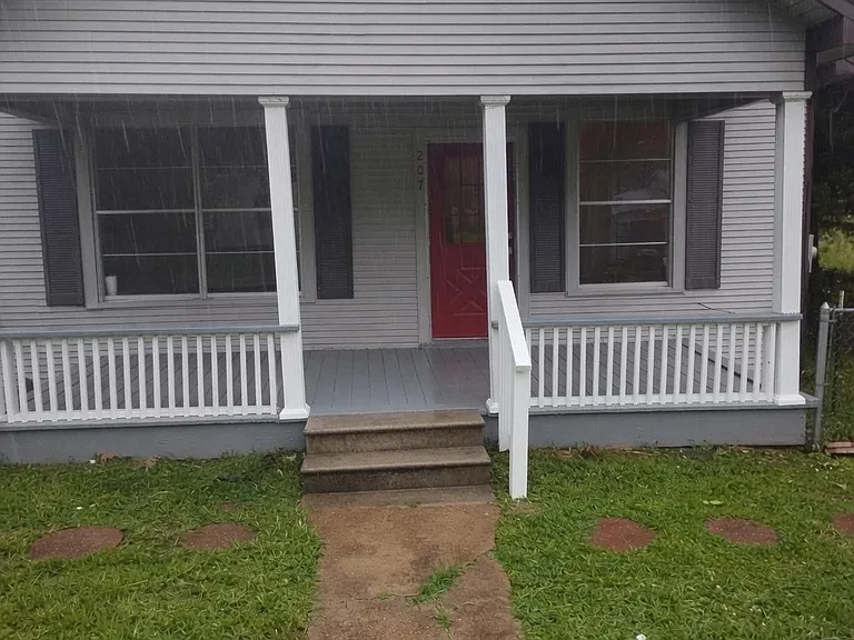 207 N Elizabeth Ave — Photo 1