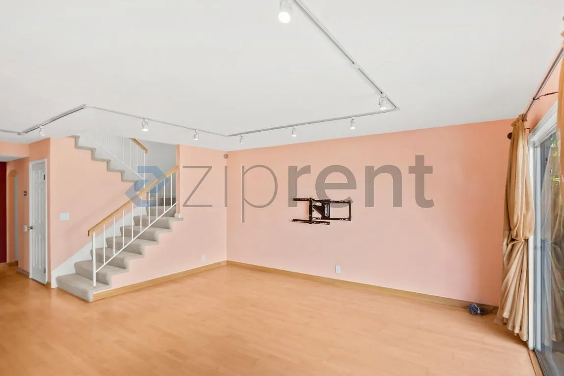 4 bed, 2.5 bath, 1987 sqft, $5,400 — Photo 2