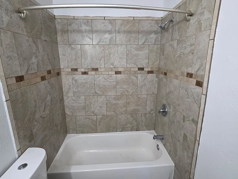 900 W 8th St #10 — Photo 10