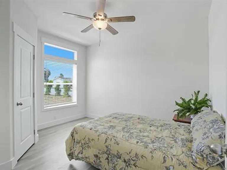2080 Curtis Dr — Photo 18