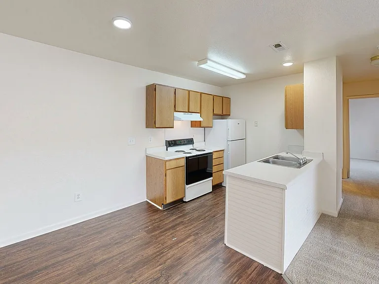 Lyons Gate Apartments — Photo 28