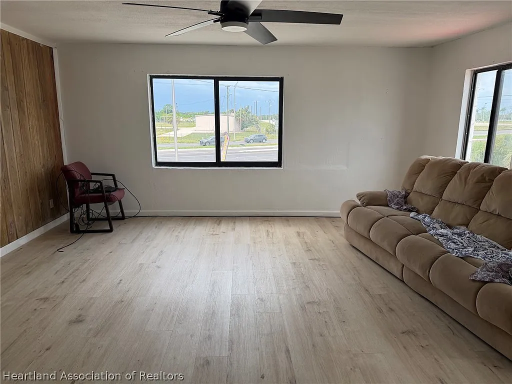 3 bed, 2.0 bath, 11524 sqft, $1,100 — Photo 2