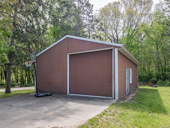 3rd image of 45523 Eleanor Dr