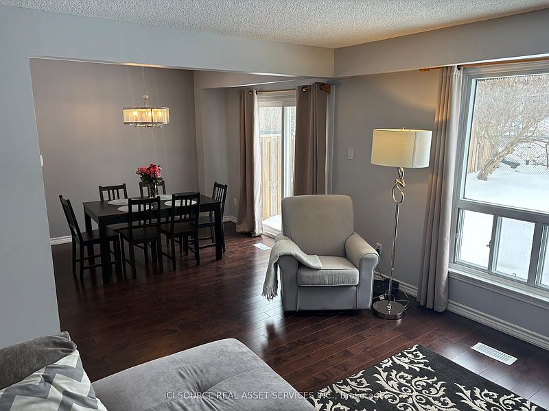 Brampton House for rent - 3 Bedrooms — photo 2