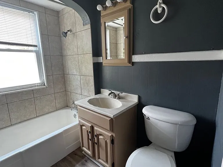 1455 W 12th St — Photo 9