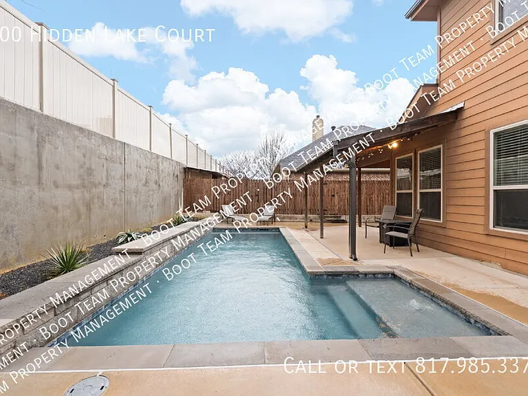 400 Hidden Lake Ct — Photo 1