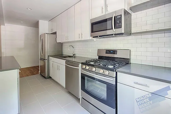 Sold by Rolling Stone Realty LLC | media 18