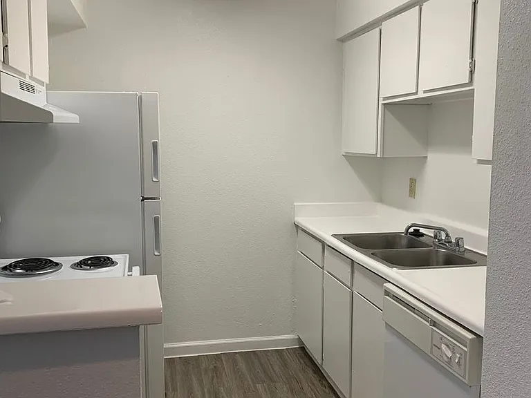 Emerald Cove Apartments — Photo 27