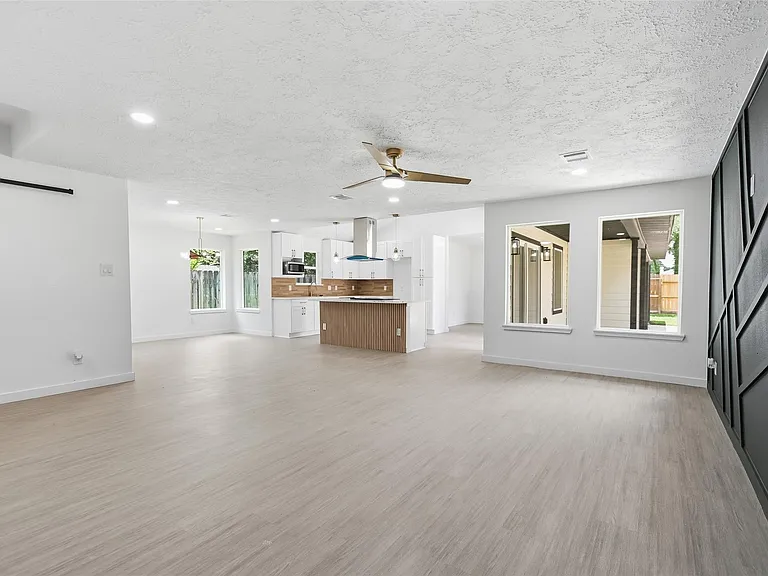 25402 Thistlewaite Ln — Photo 9