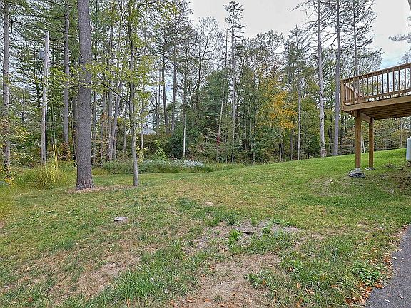 4th image of 10 Ledgewood Dr