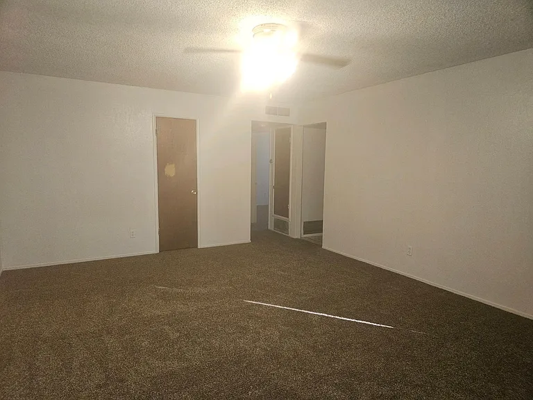 3414 N Ezie Ave — Photo 4