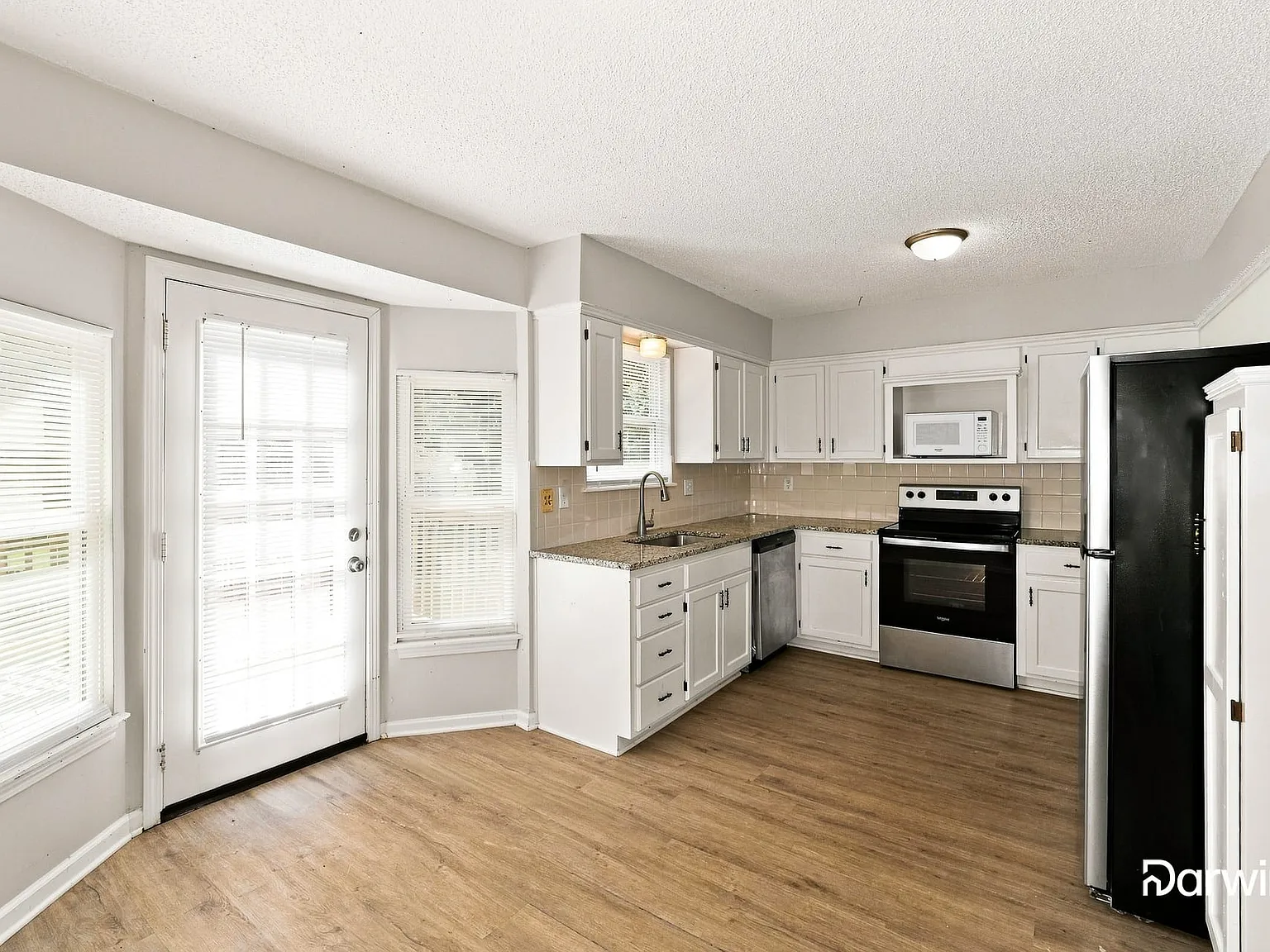 3 bed, 2.0 bath, 1144 sqft, $1,995 — Photo 3