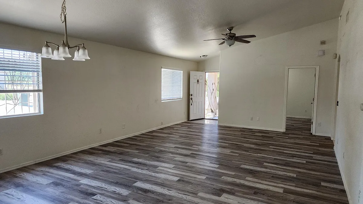 Building Photo - 3139 S Vaughn Dr