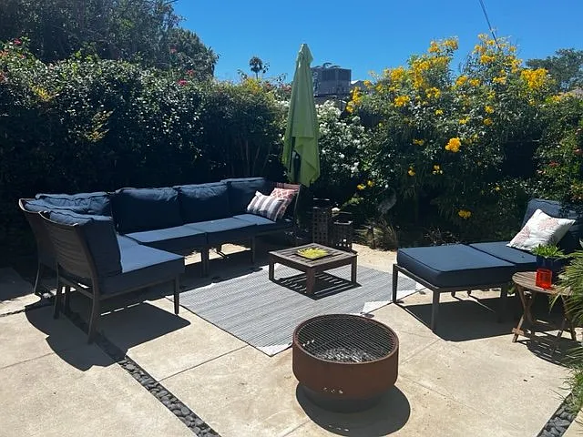 Beautiful Lake Balboa Home to Share — Photo 3