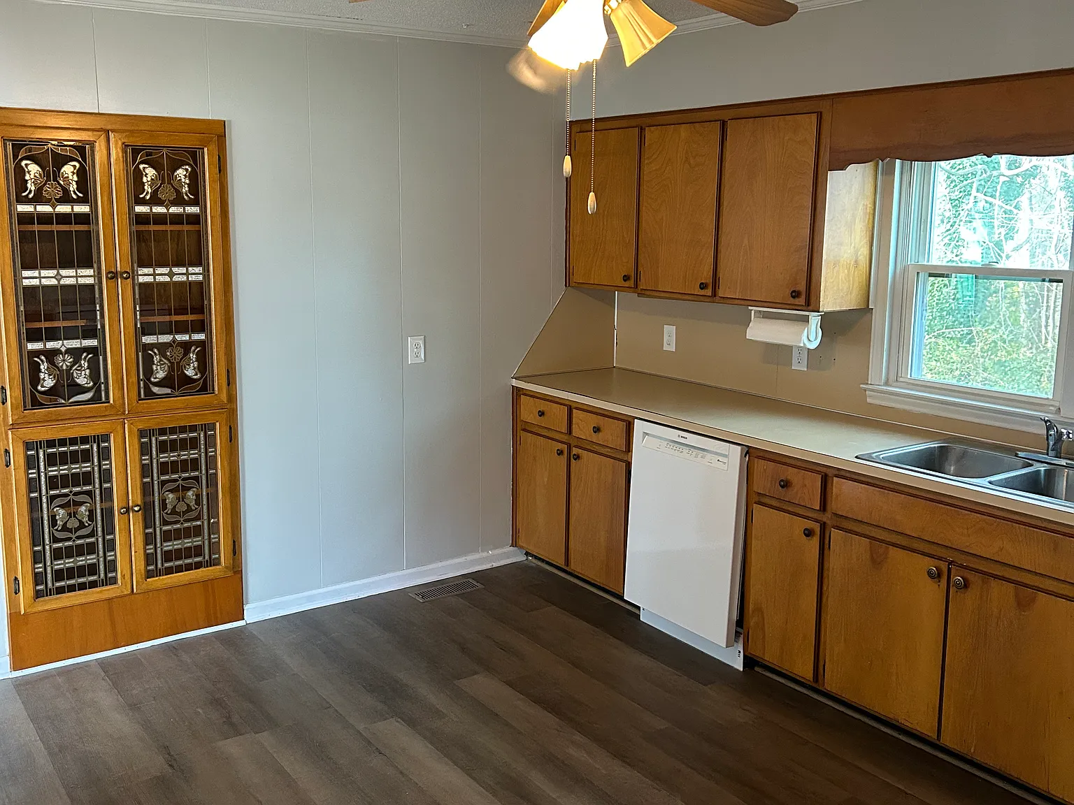 3 bed, 1250 sqft, $1,300 — Photo 4