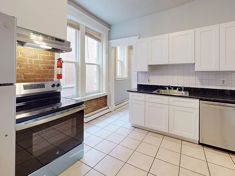 65 Lake Pl — Photo 2
