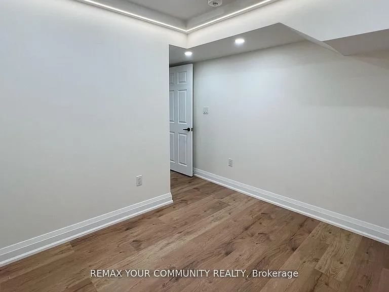 24 Foxhill Dr #LOWER — Photo 9
