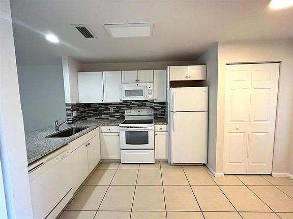 3rd image of 930 Summit Lake Dr
