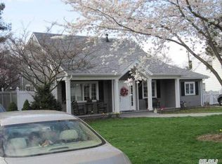 40 11th St, Carle Place, NY 11514