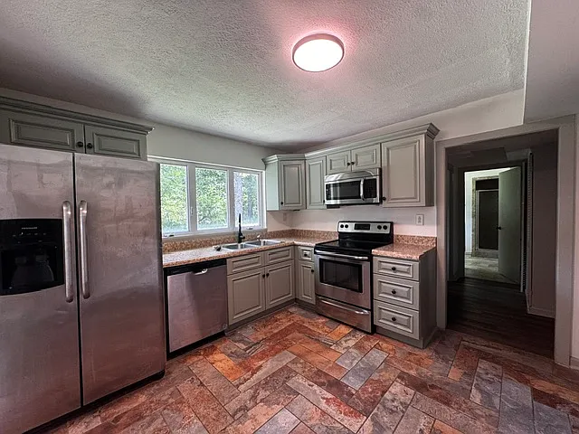 3 bed, 1976 sqft, $2,595 — Photo 4
