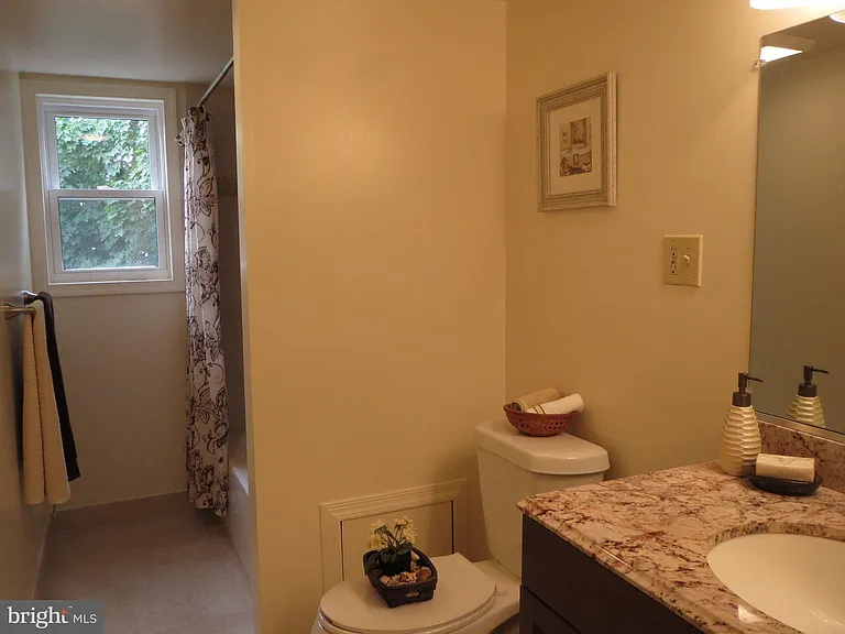 446 W South St — Photo 5