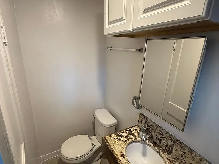 171 SW C St #4 — Photo 4