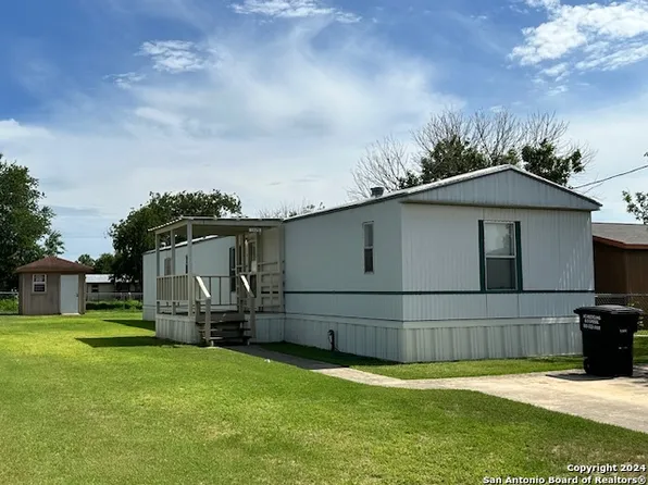 1025 AVENUE I, Poteet, TX 78065