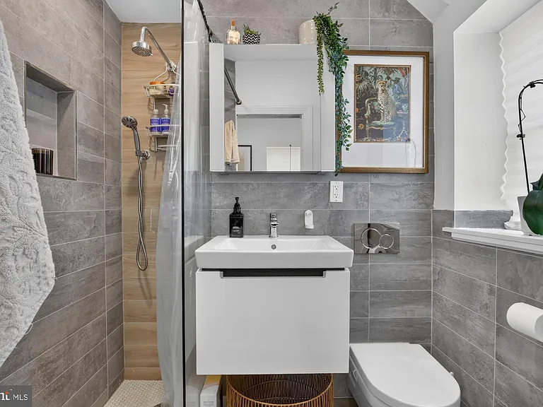 2046 E Huntingdon St #3R — Photo 9