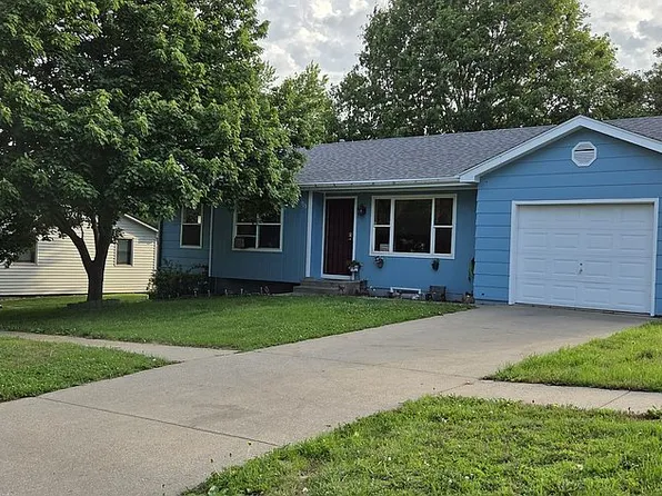 925 Reavis St, Falls City, NE 68355