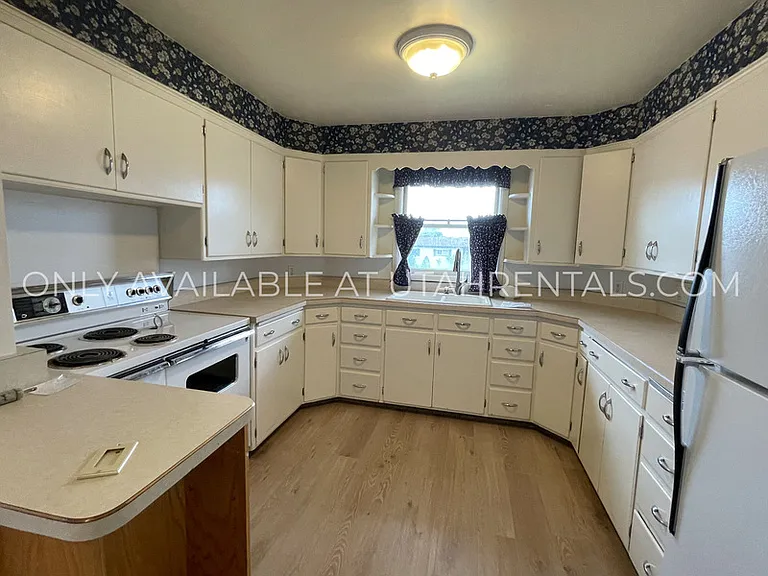 158 W 500 N — Photo 13