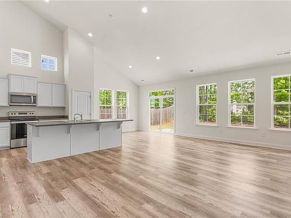 3rd image of 831 Royal Oak Ln