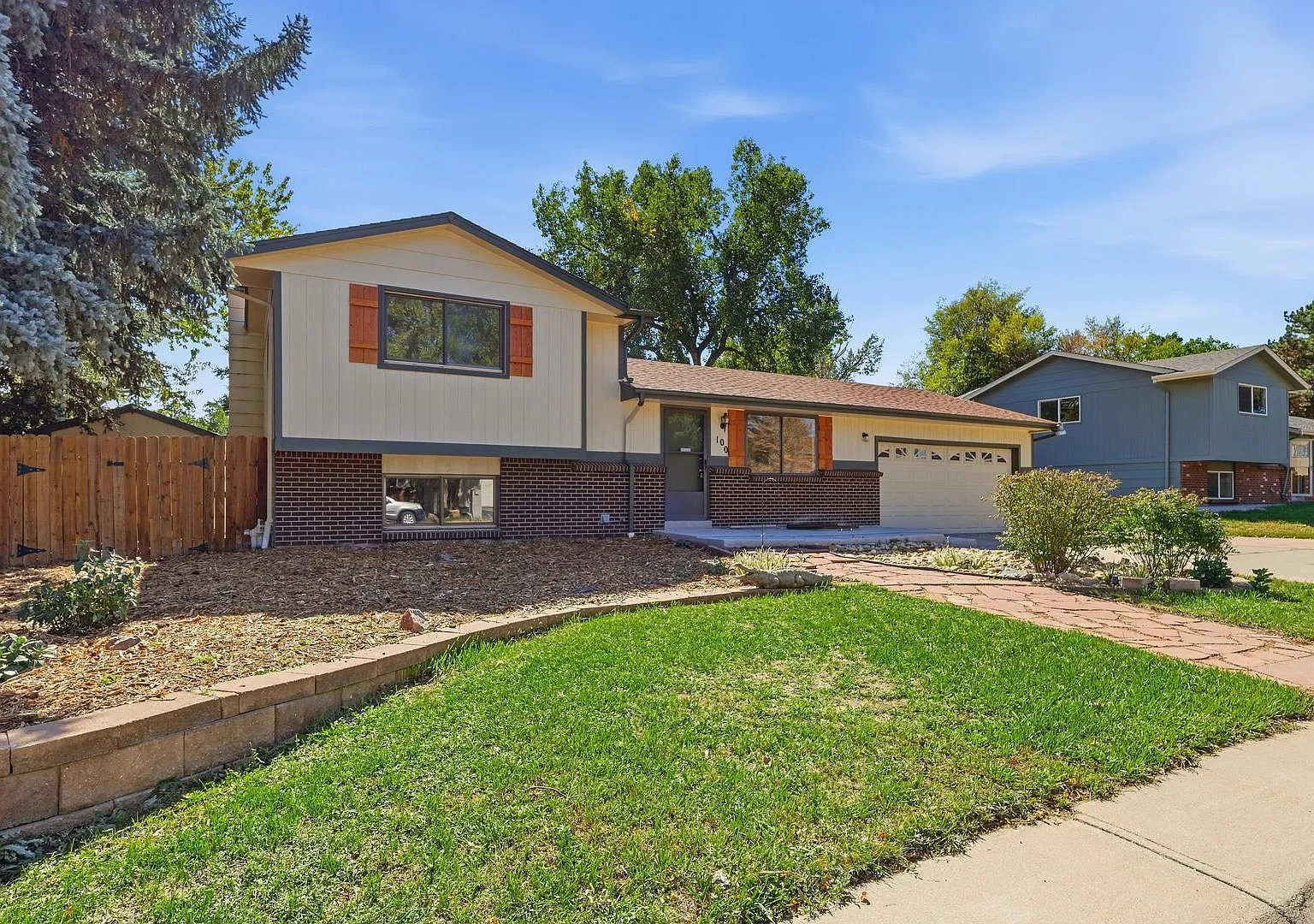 3 bed 2 bath tri-level in Acres Green! — Photo 1