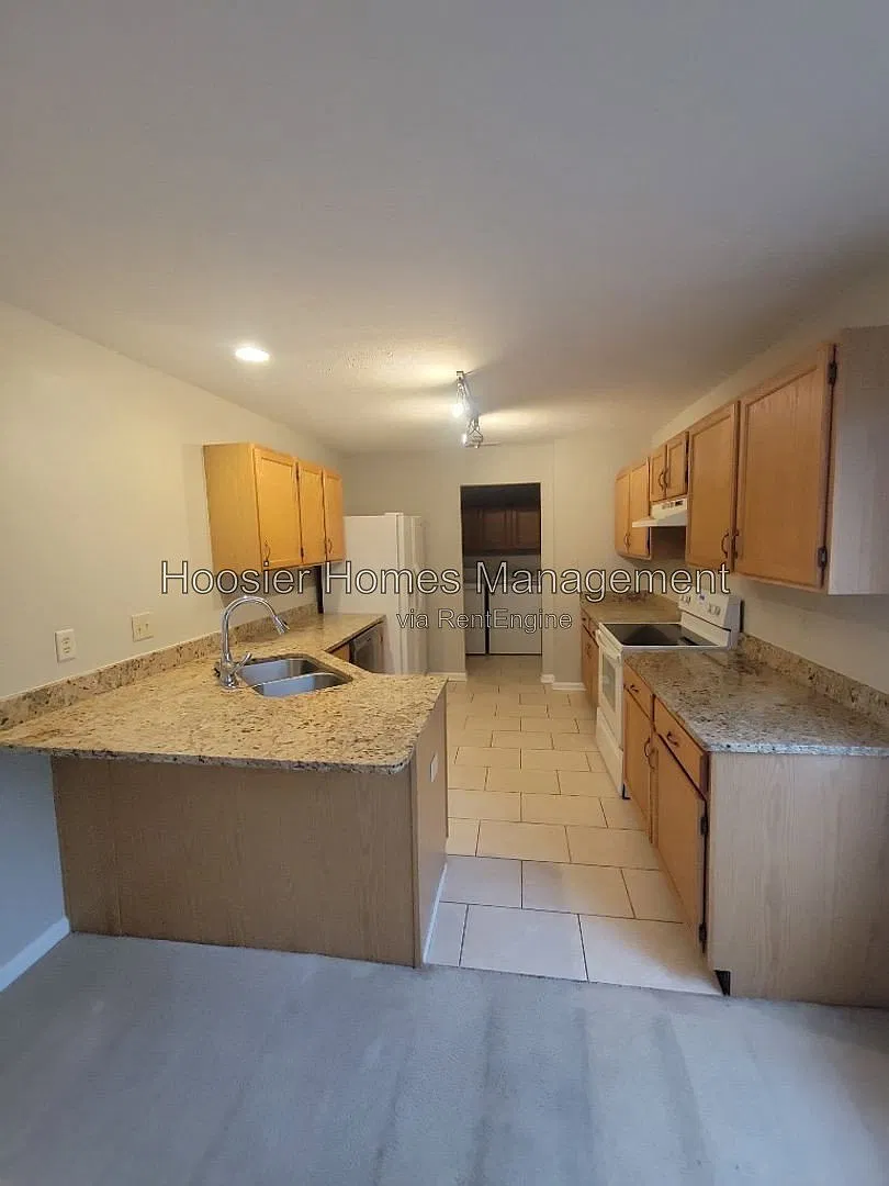 3 bed, 2.5 bath, 1709 sqft, $2,100 — Photo 3
